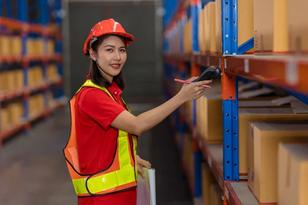 肖像アジアの労働者倉庫在庫管理スタッフは バーコードスキャナを使用して在庫量をチェック — ストック写真