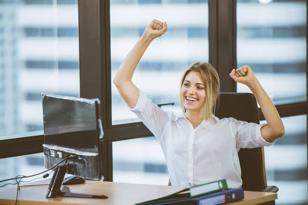 Feliz Empleada Negocios Mujer Oficina Sonriendo Alegre Buenas Noticias Éxito — Foto de Stock