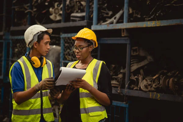 Handledare Personal Svart Afrikanska Kvinnor Arbetare Arbetar Med Ingenjör Man — Stockfoto