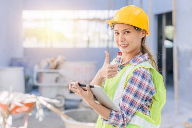 Portre mühendisi kadın işçi inşaat projesi yöneticisi müfettiş mutlu gülümseme tablet ile onaylandı