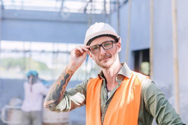 Akıllı orta yaşlı inşaatçı işçi usta erkek usta kol dövmeli görünüm