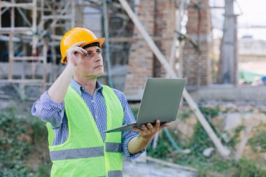 İnşaat alanında çalışan Amerikalı mühendis. Profesyonel ustabaşı proje tasarımcısı erkek..
