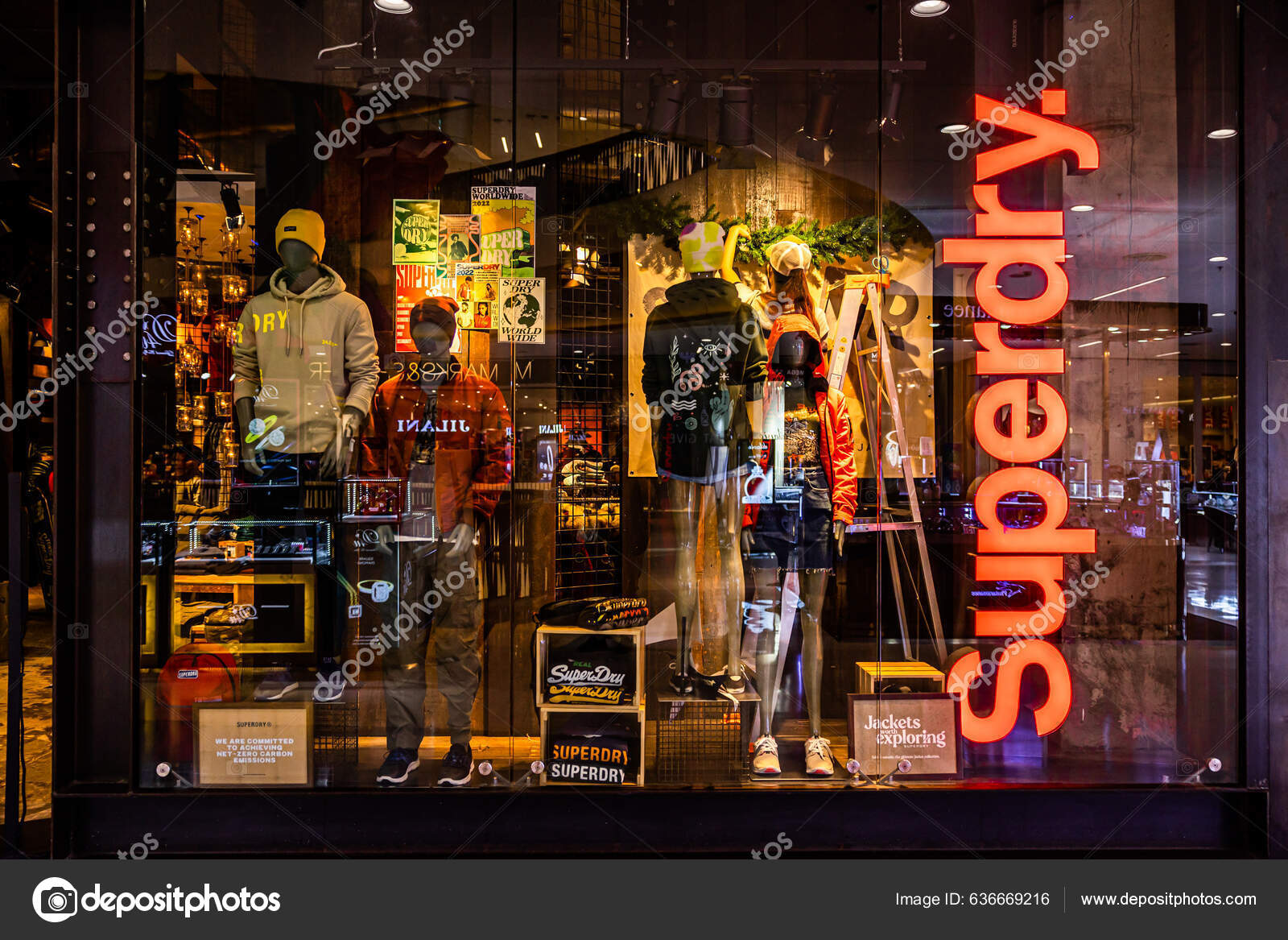Superdry Store Front Brand Logo Sign Shop Branded Clothing Company —  Fotografia de Stock Editorial © coffeekai #636669216