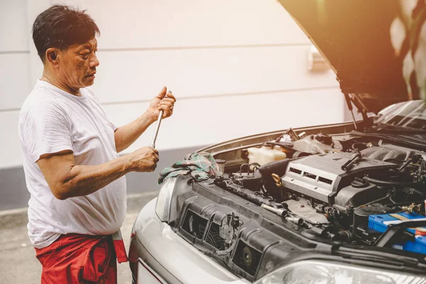 Asian Male Garage Mechanic Worker Fix Replace Oil Engine Service — Foto Stock