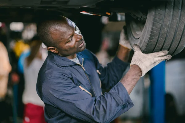 Mechanic Staff Worker Male Checking Car Tire Replace Old Tyre — Foto Stock