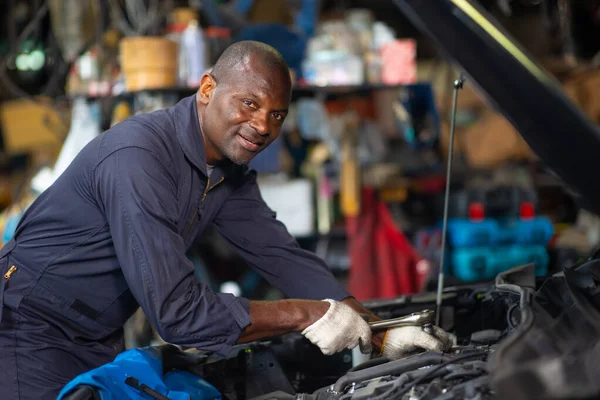 Portrait Garage Mechanic Professional Worker Car Engine Service Looking Camera — Foto Stock