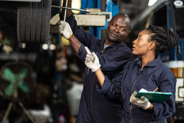 Γκαράζ Μηχανικός Ομάδα Εργασίας Αυτοκινήτων Auto Υπηρεσία Μαύρο Αφρικανοί Άνθρωποι — Φωτογραφία Αρχείου