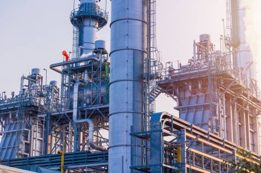 Elektrik santrali modern fabrikayı temizliyor Petrol petrokimya endüstrisi açık hava manzarası inşa ediyor.