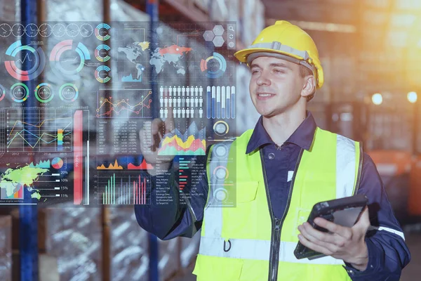 未来のデータビジネスのためのホログラム映像スマート情報ディスプレイを使用して倉庫労働者物流業界のためのインテリジェント — ストック写真