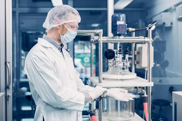 Uomo Scienziato Che Lavora All Estrazione Olio Cannabis Cbd Laboratorio — Foto Stock
