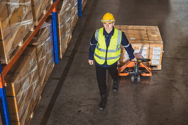 在庫管理のために働く倉庫労働者製品物流運送業 — ストック写真