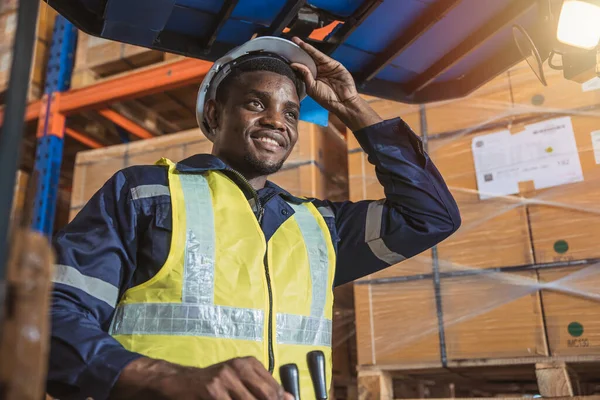 アフリカの黒人男性スタッフの労働者は倉庫在庫マネージャで幸せな作業ドライブフォークリフトトラックの仕事を楽しむ — ストック写真