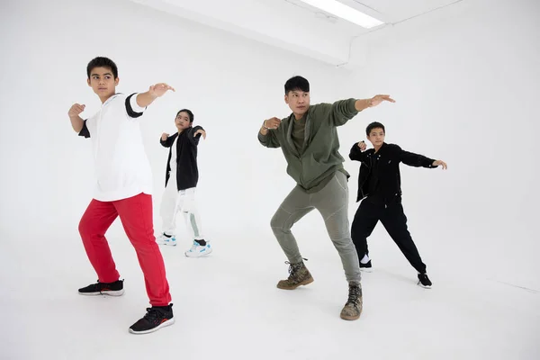 Ομάδα Παιδιών Αγόρι Εφηβική Δραστηριότητα Δάσκαλο Χορού Στο Στούντιο Τάξη — Φωτογραφία Αρχείου