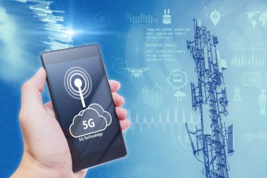 5G veri kulesi Smartphone ile yüksek hızlı ağ hücre sitesine bağlı