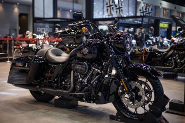 Bangkok, THAILAND - 30 Mart 2023: Harley Davidson Softail 114ci lüks alışveriş merkezi Harley-Davidson 'un Bangkok Uluslararası Otomobil Fuarı 2023 tarihli klasik motosiklet gösterisi.