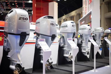 Bangkok, THAILAND - 30 Mart 2023: Bangkok Uluslararası Motor Fuarı 2023 Honda Denizcilik Fuarı 'ndaki Sürat Teknesi Motor Ürünleri' nin birden fazla boyutu.