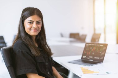 Genç başarılı Hindistanlı iş kadını portre lideri ofiste mutlu bir gülümseme.