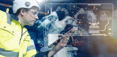 Akıllı Mühendis gelişmiş robot kolu modern otomasyon fabrikası üretim teknolojisi Endüstri 4.0 Robotik yazılım kontrol operasyonu kullanarak endüstriyel devrim üretiyor.