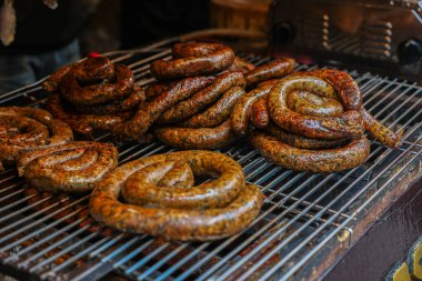 Sai ua ya da Sai oua Kuzey Tayland sosisi ya da Chiang Mai sosisi turist pazarında ızgara baharatlı domuz eti.
