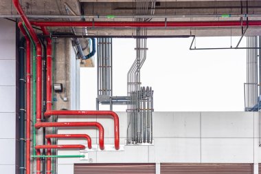 Gökyüzü Tren İstasyonu veya büyük sanayi binası itfaiye su borusu elektrik kablo hattı yönetimi