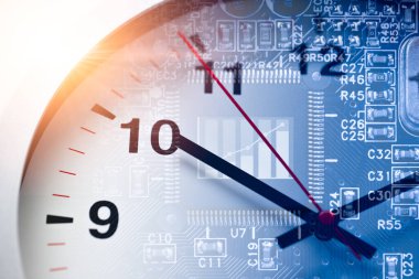 Bilgisayar dijital çipleri zaman saatini örtüyor. Dijital devre kartı sürelerini Moore yasası kavramına göre güncelle.