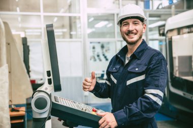 Mutlu gülümseme, modern metal fabrikasında CNC Torna Makinesi 'nde çalışan mühendisi onayladı