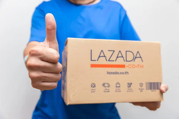 Toimitus Man Lazada Box Thumbs Suosittu Verkkokauppakeskus Thaimaassa Elokuu 2018 — kuvapankkivalokuva