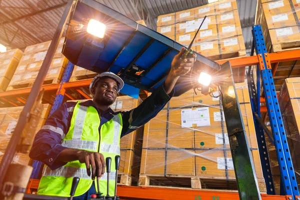 非洲黑人男性员工工作控制装卸操作仓库库房的民间升降机 — 图库照片