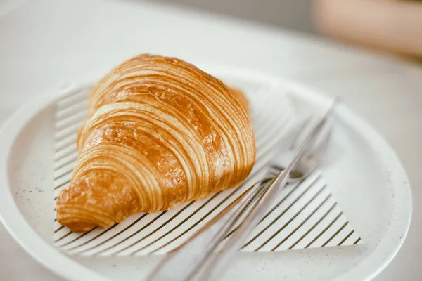 Croissant Friss Sütemény Tálalva Asztalon Finom Francia Sütemények Pékség Desszert — Stock Fotó