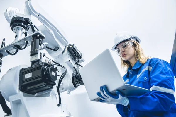 Engenheiro Mulher Trabalhador Trabalhando Com Braço Robótico Produções Laboratório Indústria — Fotografia de Stock