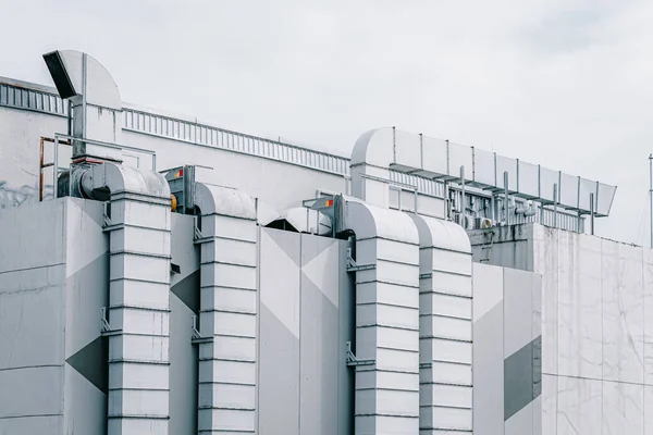 Ventilationssystem För Takluftsventiler Luftkonditionering Rörledning Stora Köpcentret Byggnad Stad Landskap — Stockfoto