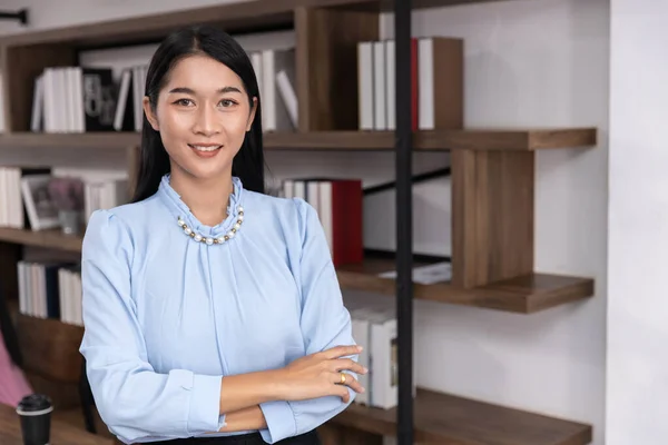 Retrato Asiático Éxito Negocio Mujer Líder Confidente Brazo Cruce Feliz — Foto de Stock