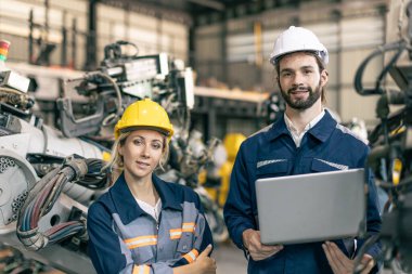 Makine Robot Modern Otomasyon Endüstrisi 'nde çalışan mühendis kadın ekip çalışanı. Metal fabrikasında tamirci..