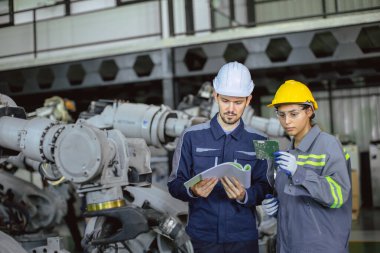 Makine Robot Modern Otomasyon Endüstrisi 'nde çalışan mühendis kadın ekip çalışanı. Metal fabrikasında tamirci..