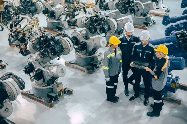 Equipe Engenheiro Diversificada Trabalhando Conjunto Moderna Fábrica Robótica Industrial Engenheiros — Fotografia de Stock
