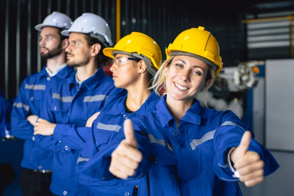 一组工程师服务队与女职员站在一起 两大拇指向上看相机开心地笑着 — 图库照片