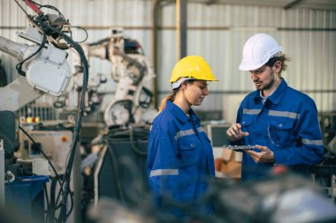Makine Robot Modern Otomasyon Endüstrisi 'nde çalışan mühendis kadın ekip çalışanı. Metal fabrikasında tamirci..