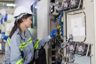 Elektrik mühendisi kadın çek servisi yüksek voltajlı elektrik dolabı. sanayi fabrikasında elektrik dalgalanması sorunu.
