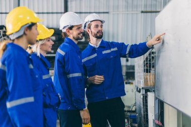 Mühendis ekip çalışanı planı toplantısı. Fabrika çalışanı güvenlik teknisyeni grup planlama süreci beyaz yönetim kuruluyla görüşüldü.