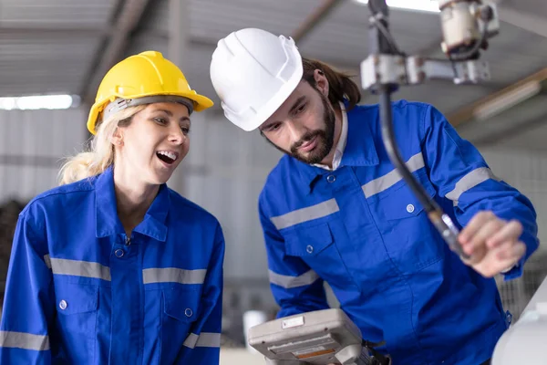 Equipo Ingenieros Hombre Mujer Que Trabajan Juntos Ayuda Apoyar Trabajo — Foto de Stock