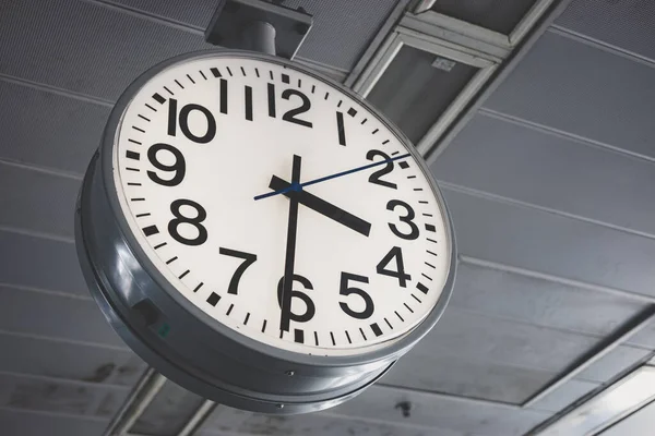 Класичний Годинник Вокзалу Робочі Години Офіс Час Міському Міському Ландшафті — стокове фото