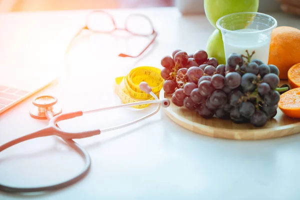 Doktor Için Meyve Sütle Steteskop Sağlıklı Gıda Konseptini Tavsiye Ediyor — Stok fotoğraf