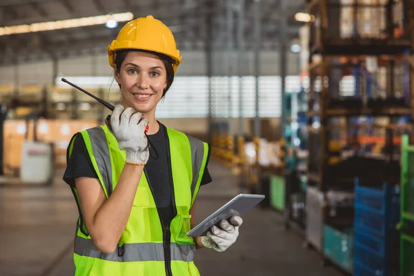 ポートレートワーキング女性スタッフ労働者在庫管理スーパーバイザーチームワークは倉庫製品出荷管理ジョブを操作します — ストック写真