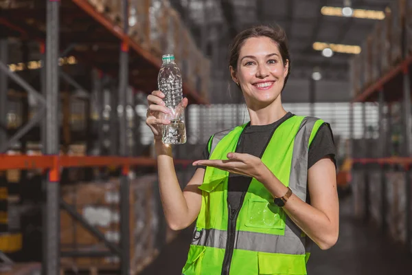 带着饮水瓶的快乐员工在炎热的工作环境中 为新鲜健康的工作喝上一杯清洁的水 — 图库照片