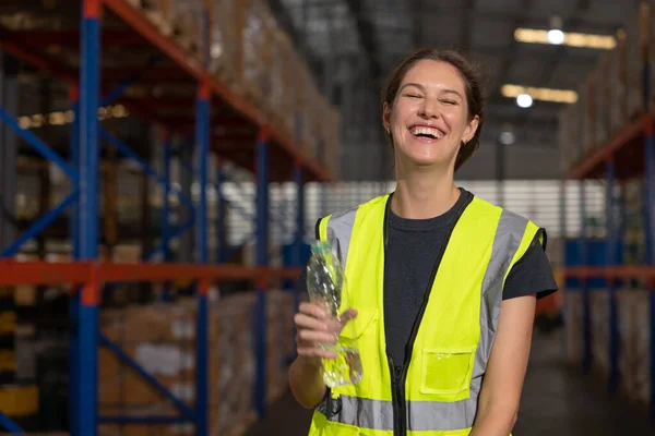 エンジニアスタッフの女性幸せな笑顔笑っている 女性労働者は職場での本当に面白い冗談の表現 — ストック写真