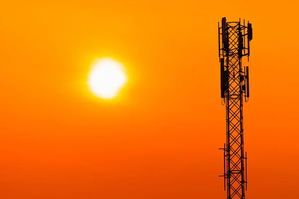 清晰日落橙色天空背景下的5G蜂窝数字蜂窝电信塔网络天线 — 图库照片