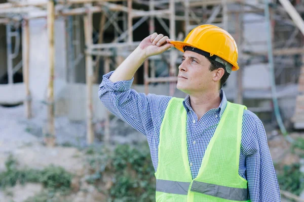 アメリカの建設エンジニア男性スマート自信を持って仕事で誇りを探している — ストック写真