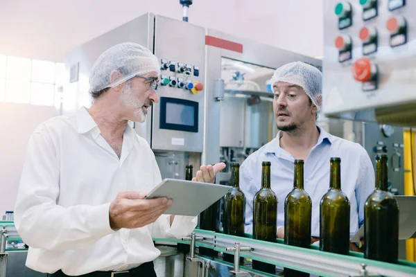 Winemaker Profesjonalny Standardowy Oficer Pracy Chek Higieny Jakości Produkcji Napojów — Zdjęcie stockowe