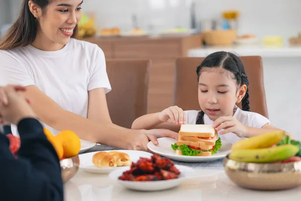 Asiático Bonito Filha Feliz Desfrutar Comer Comida Saudável Manhã Refeição — Fotografia de Stock