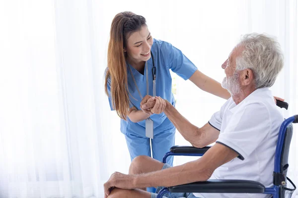 Personal Enfermería Del Hogar Cuida Anciano Sentado Silla Ruedas Sonríe — Foto de Stock
